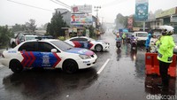 Sementara, kendaraan roda dua masih diizinkan melintas.