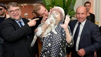 Guilermo del Torro, Doug Jones dan J. Mile Dale tampak berpose bersama Agnes. Neilson Barnard/Getty Images for THR.