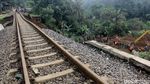 Rel KA Menggelantung Akibat Longsor di Cijeruk