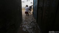 Air banjir tampak kotor bercampur sampah.