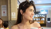 Pemilik senyum manis ini ternyata suka minum hot chocolate. Ia bahkan mengaku setiap malam minum cokelat panas. Foto: Instagram @carissa_puteri