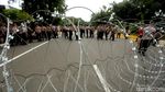Massa Buruh Unjuk Rasa, Istana Negara Ditutup Kawat Berduri
