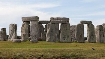 Stonehenge diperkirakan sudah berusia 5.000 tahun, namun sampai sekarang masih belum diketahui siapa pembuatnya, serta bagaimana cara menyusun sejumlah batu raksasa tersebut. Foto: thechive