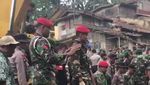 Foto: Anggota Kopassus Cari Korban Longsor dengan Tenaga Dalam