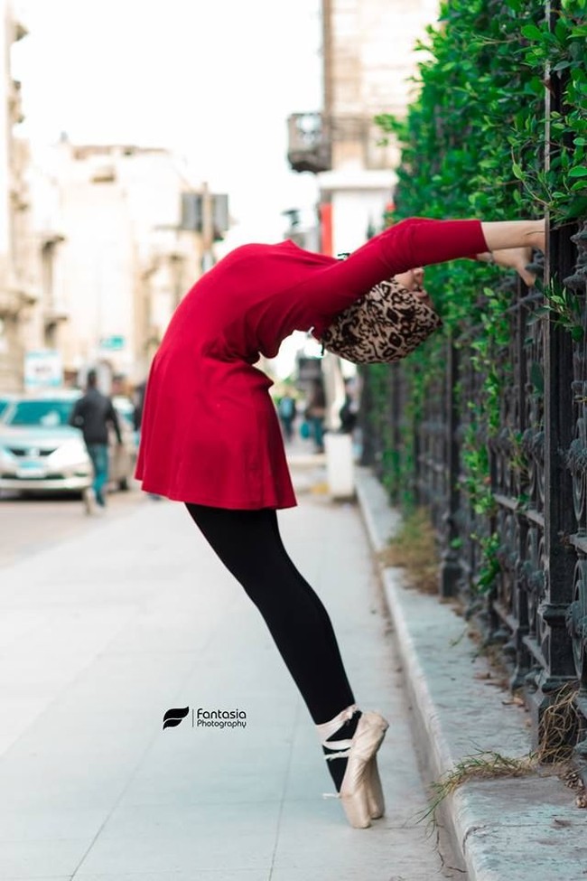 Aksi Aya Magdy saat menari balet di jalanan sempat menjadi kontroversi. Banyak yang menganggap hijab yang ia pakai tidak selaras dengan gerakan dan busana balet. Foto: Facebook