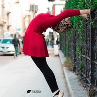 Aksi Aya Magdy saat menari balet di jalanan sempat menjadi kontroversi. Banyak yang menganggap hijab yang ia pakai tidak selaras dengan gerakan dan busana balet. Foto: Facebook