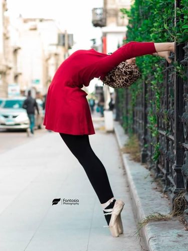 Viral, Balerina Berhijab Mesir Dobrak Tradisi Menari Balet di Tengah Kota