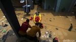 Foto: Evakuasi Nenek Korban Banjir Kampung Melayu