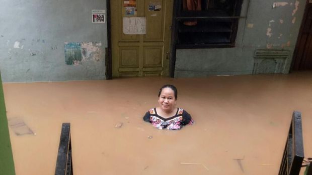 Iin, warga Kebon Pala Kampung Melayu yang juga kena imbas banjir sedada