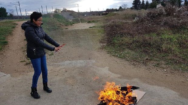 Viral, Aksi Lepas dan Bakar Kerudung Dalam Rangka No Hijab Day