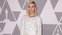 Margot Robbie tampil dengan dress Chnael putih-hitam di acara yang digelar di Los Angeles, AS pada Senin (5/2) waktu setempat. Kevin Winter/Getty Images.