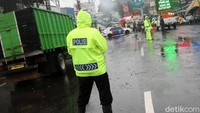 Tampak mobil patroli polisi menutup badan jalan.