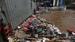 Foto: Warga Menonton Aliran Sungai CiIiwung yang Melimpah