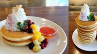 Dessert ini bernama Sakura’s Hanyaan Hotcakes yang disajikan dengan whipped cream, aneka buah dan siraman sirup maple. Tak lupa ada juga sajian gula dengan gambar khas karakter Sakura. Foto: Istimewa