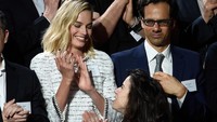 Keduanya pun saling menyapa dengan hangat. Kevork Djansezian/Getty Images.