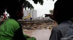 Beginilah Proses Pengangkutan Sampah di Kali Ciliwung