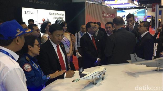 Menhub Budi Karya dan Menko Polhukam Wiranto di Booth PTDI, di Singapore Airshow 2018