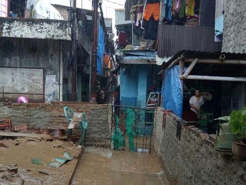 Banjir menyisakan lumpur tebal di Kebon Pala