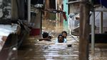Foto: Evakuasi Nenek Korban Banjir Kampung Melayu