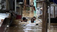 Sejumlah warga yang terjebak banjir berhasil dievakuasi.