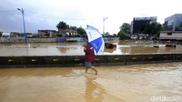 Banjir disebabkan meluapnya Sungai Ciliwung.