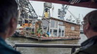 Rumah terapung itu menarik perhatian warga setempat ketika melewati sungai kota. Istimewa/Inhabitat.
