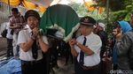Suasana Haru Saat Jenazah Putri Korban Longsor Tiba di Rumah Duka