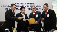 Direktur Utama Bank Mandiri Kartiko Wirjoatmodjo didampingi Direktur Distributions Hery Gunardi, Direktur Retail BankingTardi, Direktur Treasury Darmawan Junaidi, dan Corporate Secretary Rohan Hafas sedang berbincang saat membuka paparan kinerja laporan keuangan Bank Mandiri Triwulan IV/17 di Jakarta, Selasa (6/2/2018).