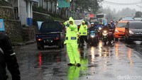 Kendaraan roda empat menuju Cianjur pun dialihkan ke Sukabumi.
