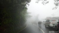 Ambulans bersiaga di kawasan Puncak. Mulai dari pertigaan Taman Safari sampai Puncak Pass ditutup karena ada longsor (Haris/detikTravel)