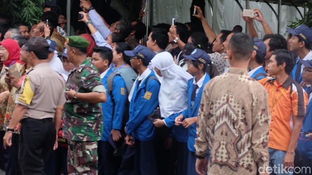 Para siswa saat menyambut Jokowi. 