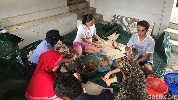Warga bergotong royong di dapur umum