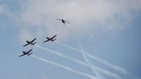 Tim Jupiter tampil di urutan kedua setelah tim aerobatik Eagle dari AU Singapura (RSAF) (Foto: REUTERS/Kevin Lam)