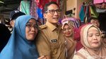 Berseragam Dinas, Sandi Jadi Sasaran Selfie Ibu-ibu di Pasar