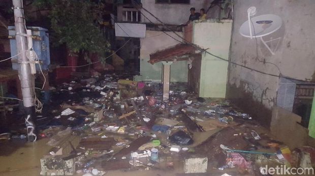 Banjir di Kampung Pulo Disedot, Banyak Sampah Mengapung