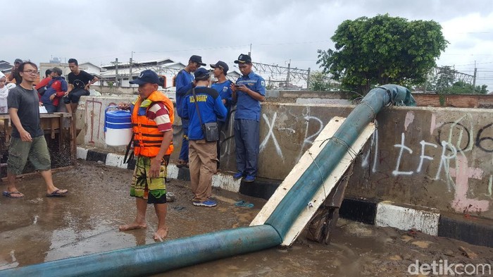 Banjir Kampung Pulo Belum Surut, Petugas Lakukan Penyedotan