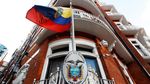 Foto: Kucing Julian Assange Ngintip dari Kedubes Ekuador di London