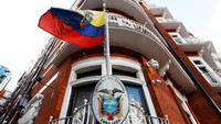Ekuador memberi suaka kepada Assange setelah ia mencari perlindungan di kedutaan untuk menghindari ekstradisi ke Swedia untuk penyelidikan atas tuduhan terkait kejahatan seksual.