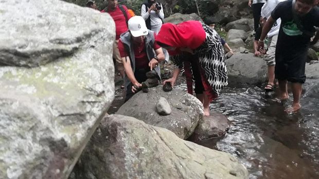 Puti Soekarno Ikut Main Seni Batu Bersusun di Sungai di Ngawi