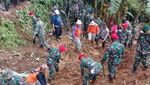 Foto: Anggota Kopassus Cari Korban Longsor dengan Tenaga Dalam