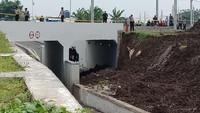 Underpass yang longsor berada di bawah rel kereta Bandara Soetta yang pengerjaannya dilakukan PT Waskita. /Foto: Eva Safitri