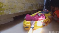Kemudian ia dibawa di tempat yang aman. Nenek tersebut di evakuasi karena keluarganya khawatir dengan kondisi sang nenek yang sudah lanjut usia.