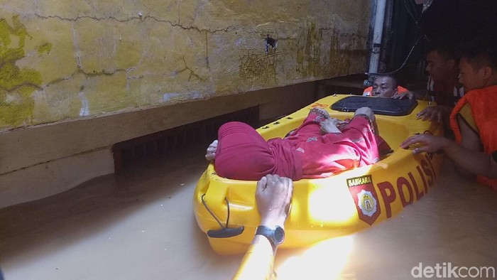 Polisi Evakuasi Nenek yang Terjebak Banjir di Kampung Melayu