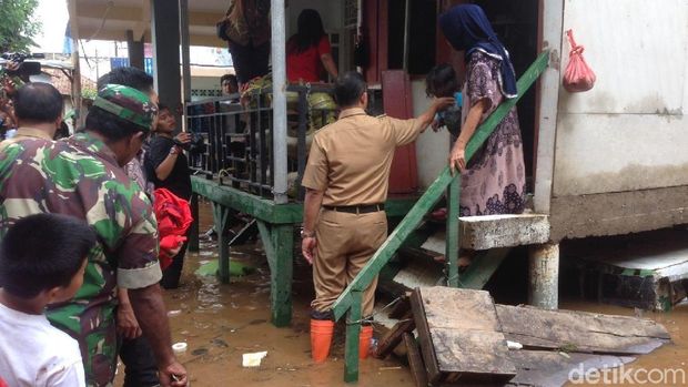 Pakai Sepatu Boots, Anies Tinjau Banjir Kampung Arus Cawang
