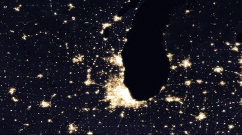 Danau Michigan yang dihimpit cahaya kota Chicago, Illinois, Amerika Serikat (2016). (Foto: Space)