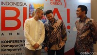CEO PT Home Credit Indonesia Jaroslav Gaisler (tengah) berbincang dengan Chief External Affairs Home Credit Andy Nahil Gultom (kanan) dan Chief Marketing & Strategy Officer Home Credit Miroslav Hlavac, usai memberikan keterangan mengenai pencapaian Home Credit, Jakarta.