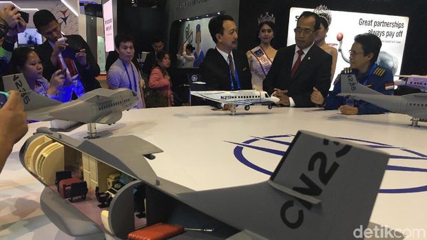 Menhub Budi Karya di Booth PTDI, di Singapore Airshow 2018