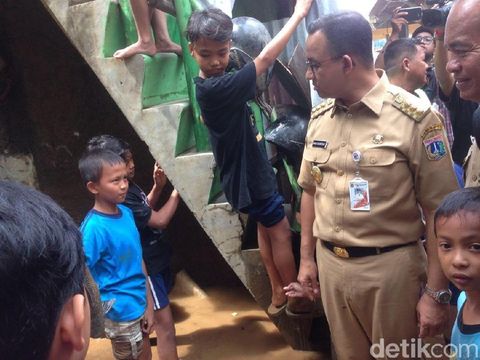 Pakai Sepatu Boots, Anies Tinjau Banjir Kampung Arus Cawang
