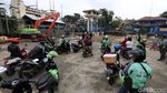 Foto: Warga Menonton Aliran Sungai CiIiwung yang Melimpah