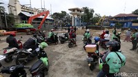 Ketinggian air membuat air sungai meluap dan membanjiri pemukiman warga.